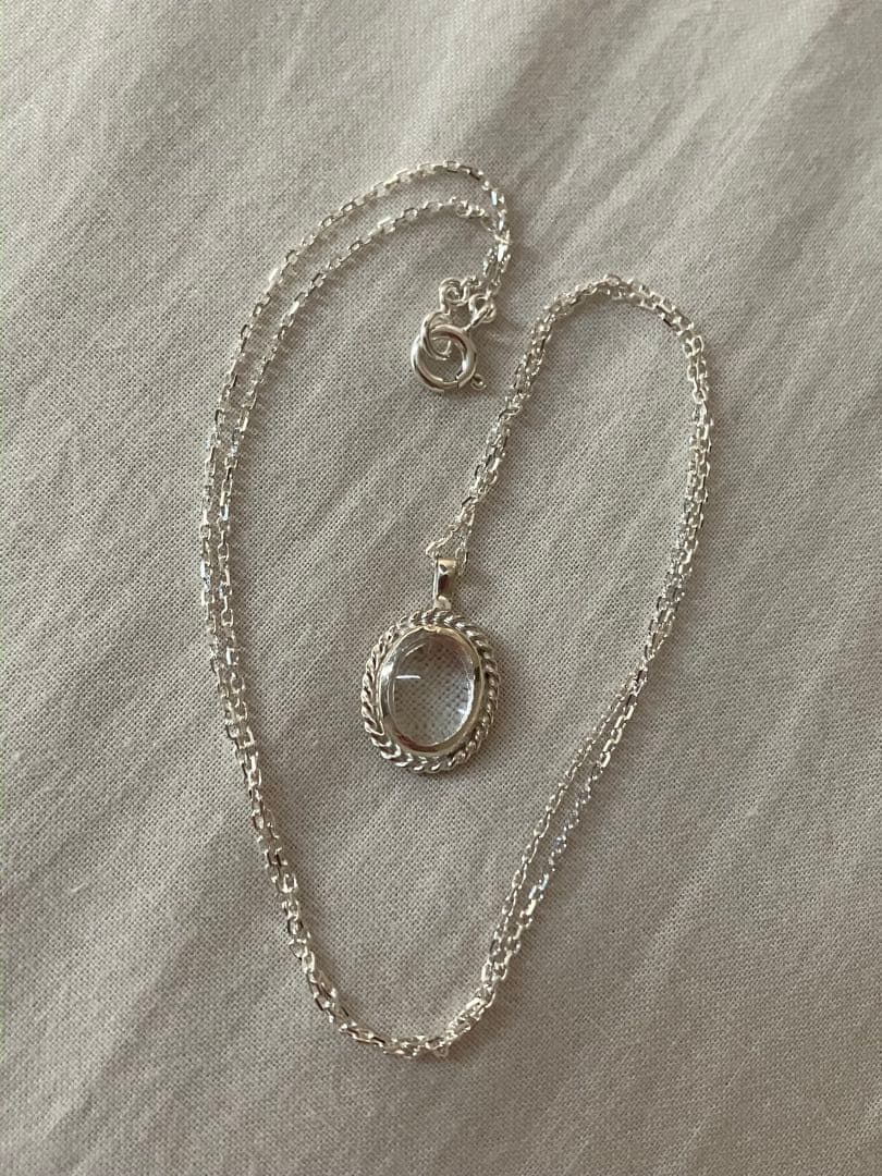 静けさを纏うクォーツネックレス – SV950 × SV925