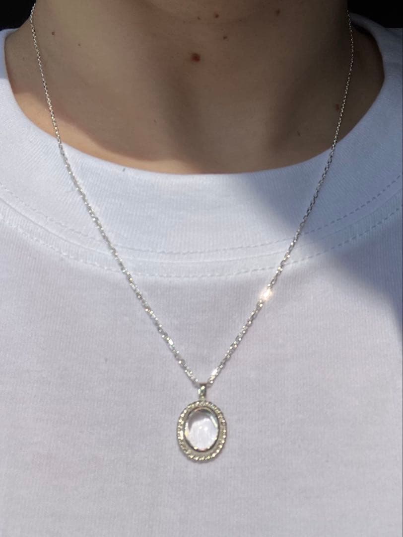 静けさを纏うクォーツネックレス – SV950 × SV925