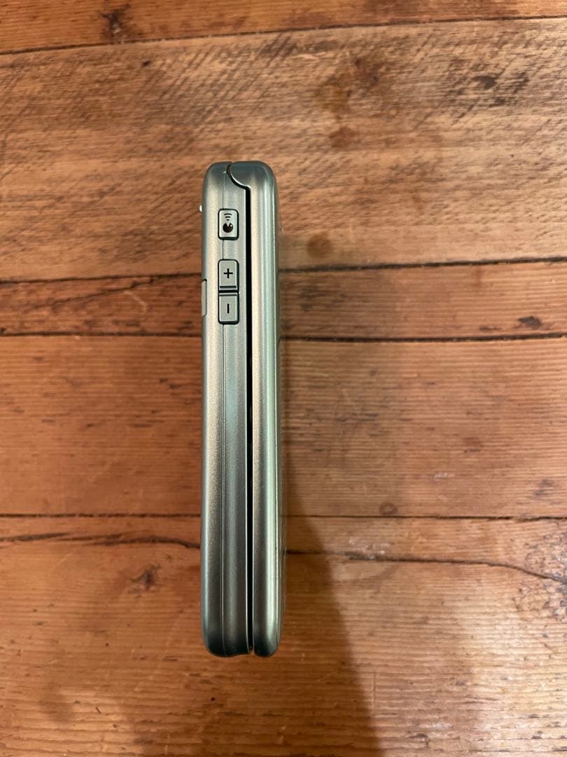 docomo　F-02J　らくらくホン　ガラホ　富士通　ミントグリーン