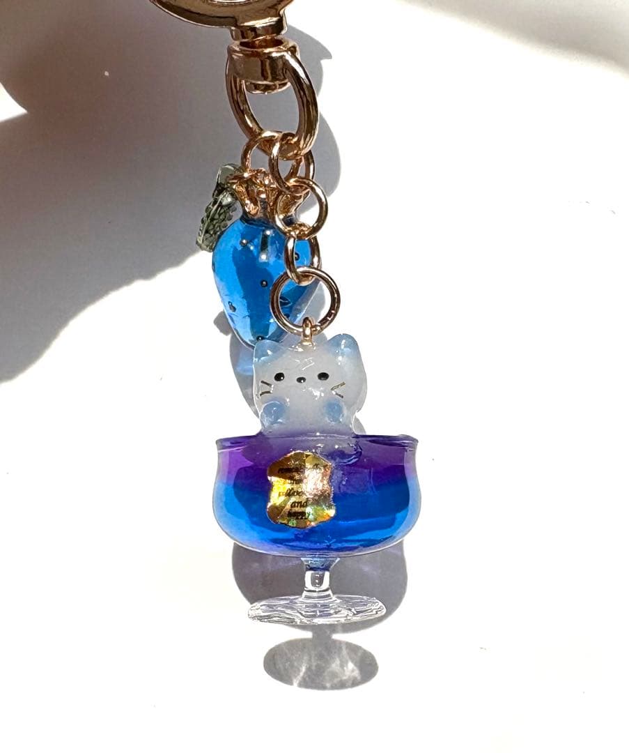 Blue Strawberry Dream バタフライピーティー　ねこ　レジン