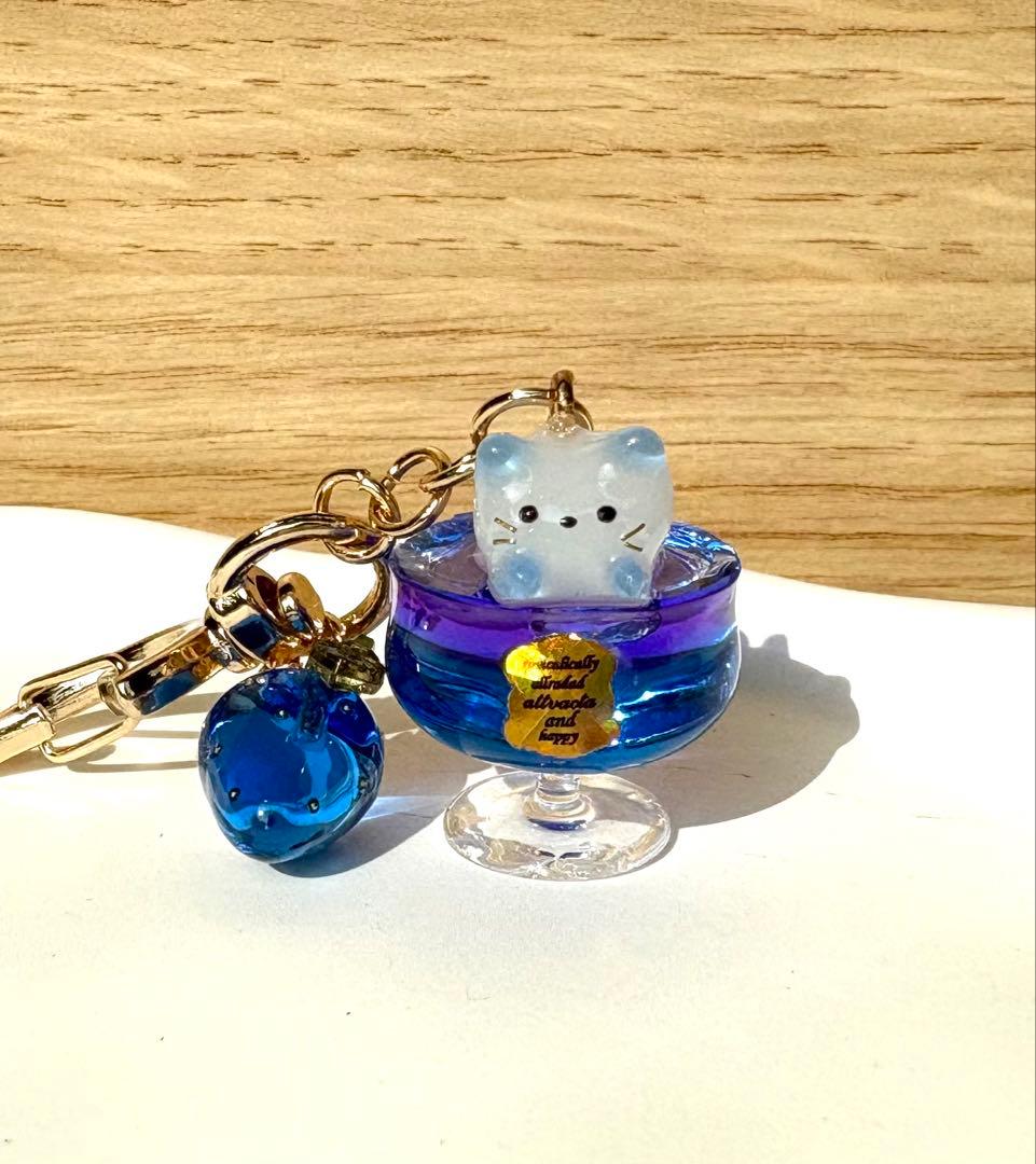 Blue Strawberry Dream バタフライピーティー　ねこ　レジン
