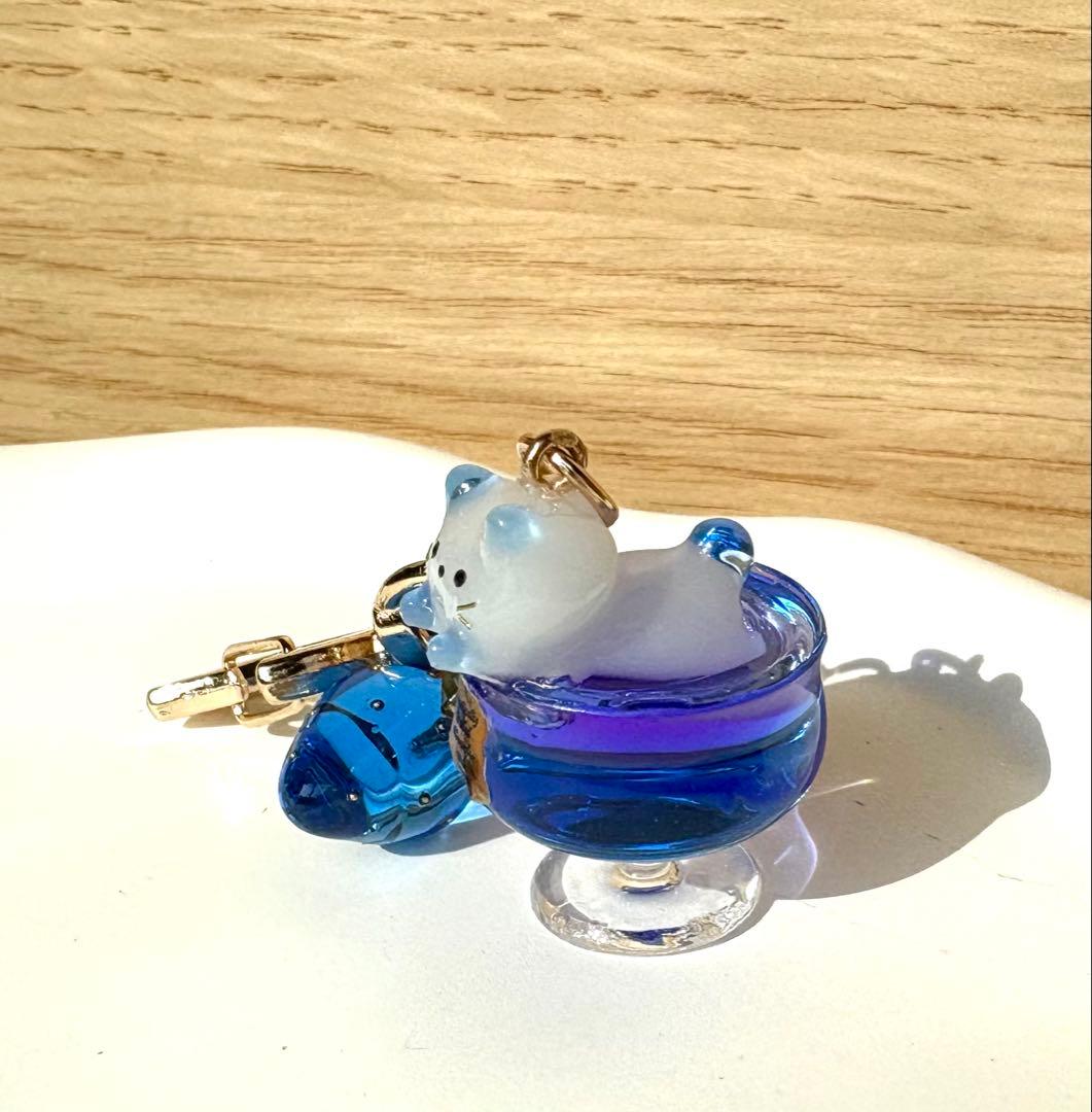 Blue Strawberry Dream バタフライピーティー　ねこ　レジン