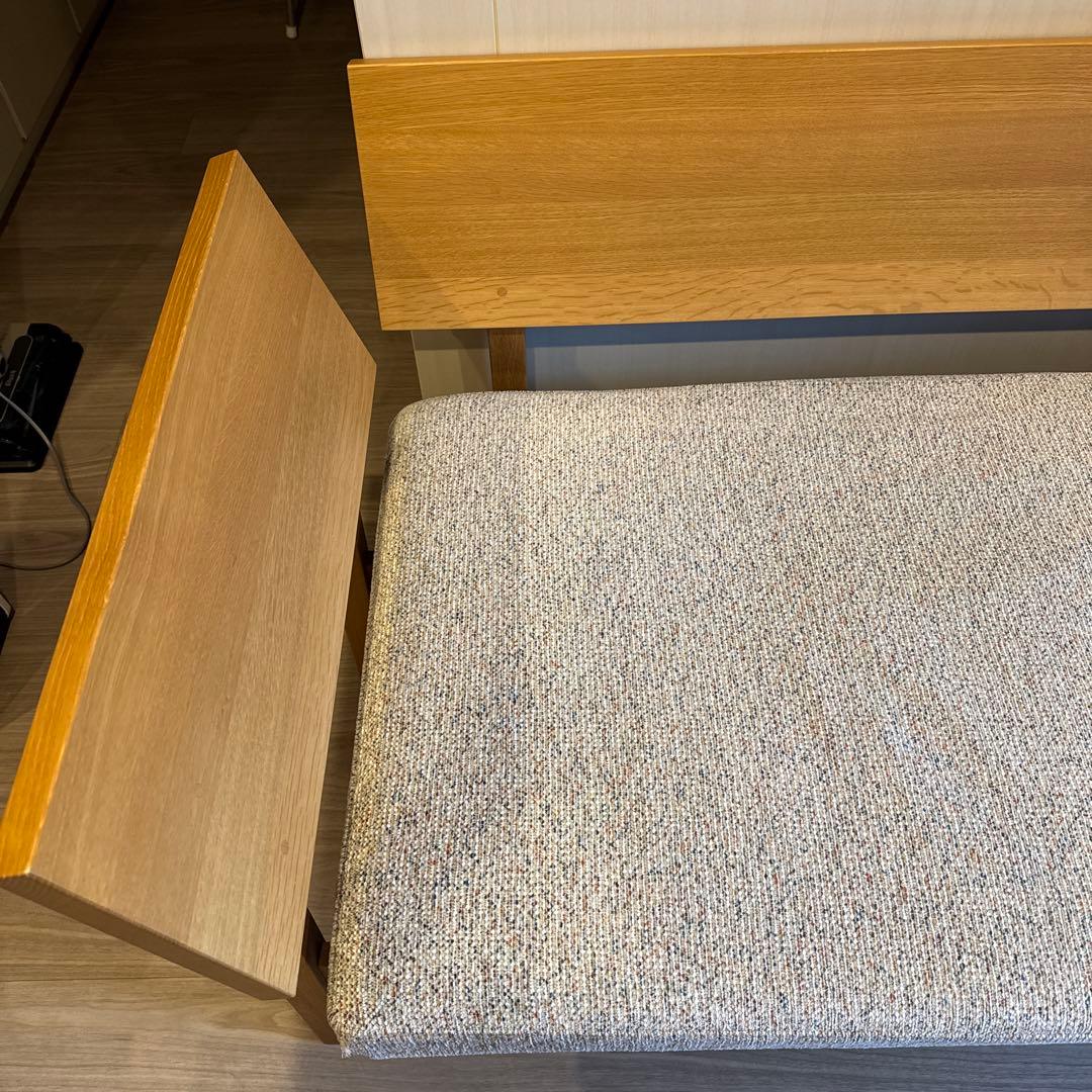 木製ベンチ ベージュ系 布地とテーブル