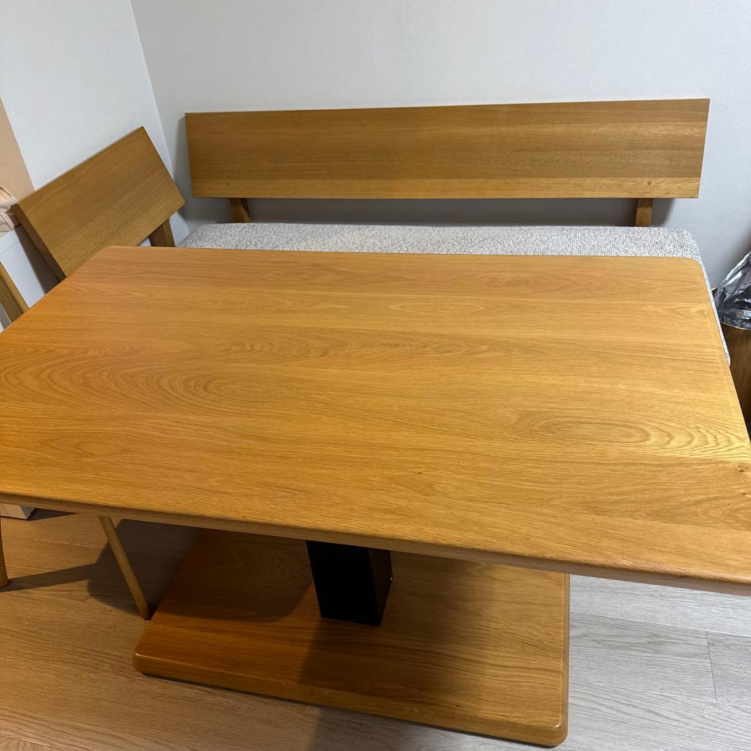 木製ベンチ ベージュ系 布地とテーブル