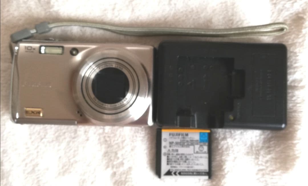 FinePix　F80EXR コンパクトデジタルカメラ ジャンク品