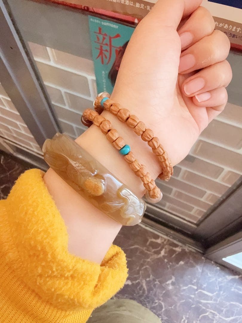 瑪瑙バングル 魚と蓮茶色彫刻