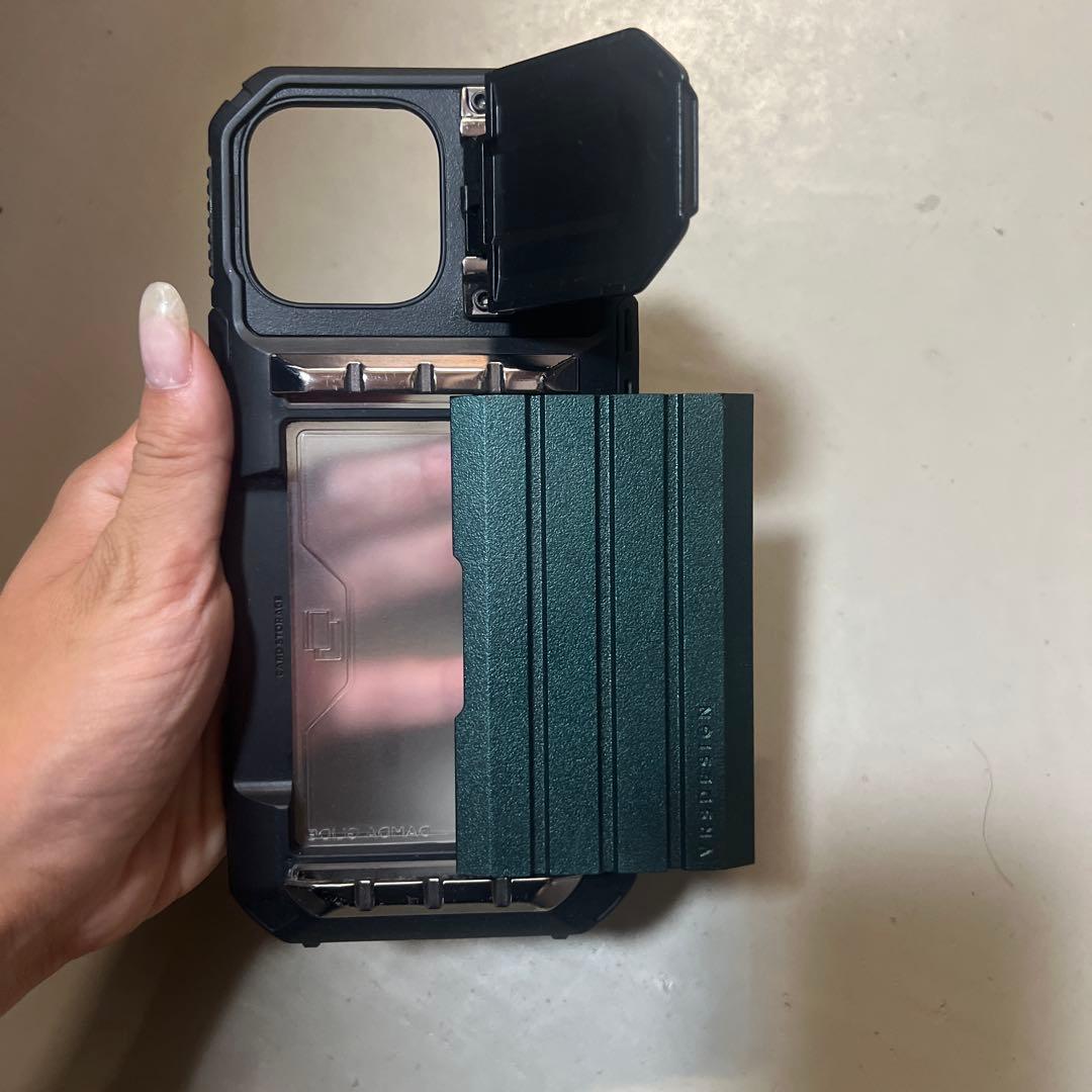 iPhone 16 Pro Max ケース メタリックグリーン