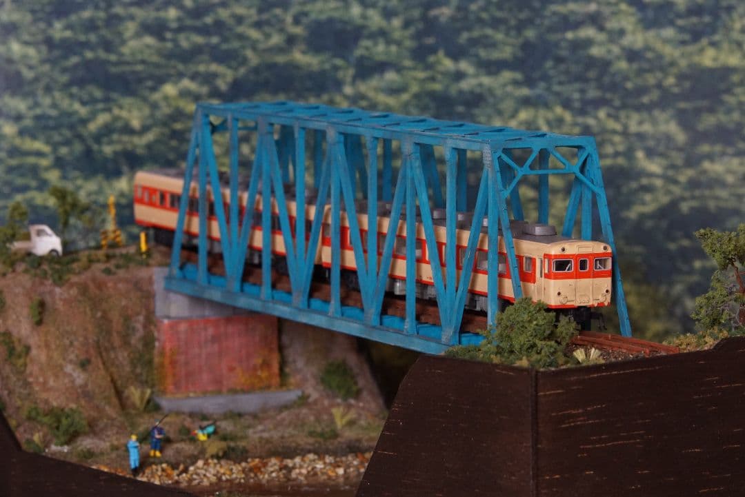 Nゲージ 鉄道模型 ジオラマ　トラス橋を渡る地方ローカル線