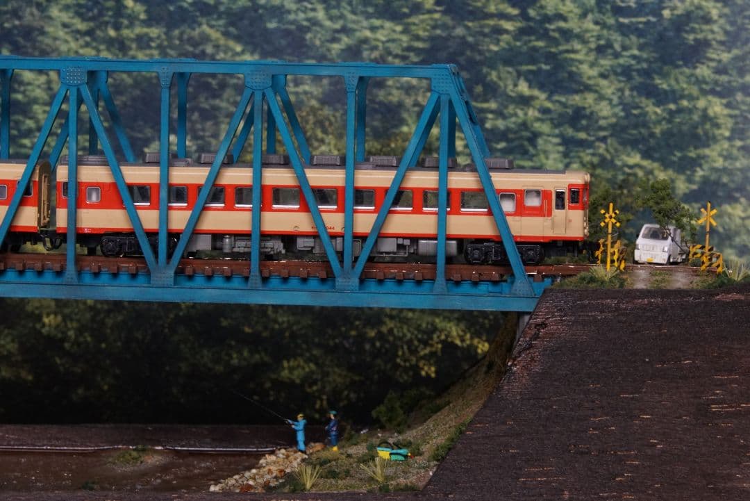 Nゲージ 鉄道模型 ジオラマ　トラス橋を渡る地方ローカル線