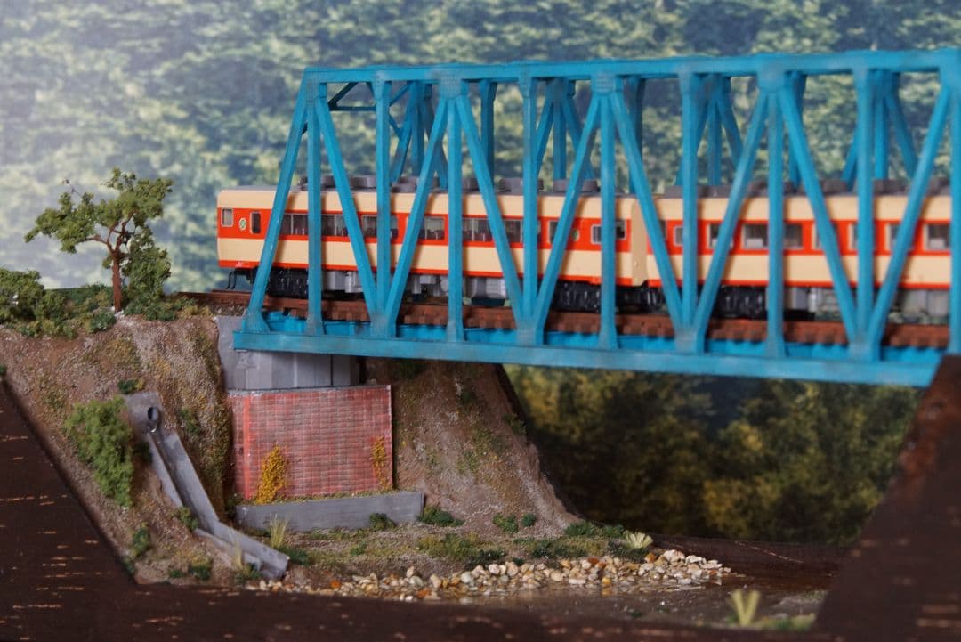 Nゲージ 鉄道模型 ジオラマ　トラス橋を渡る地方ローカル線