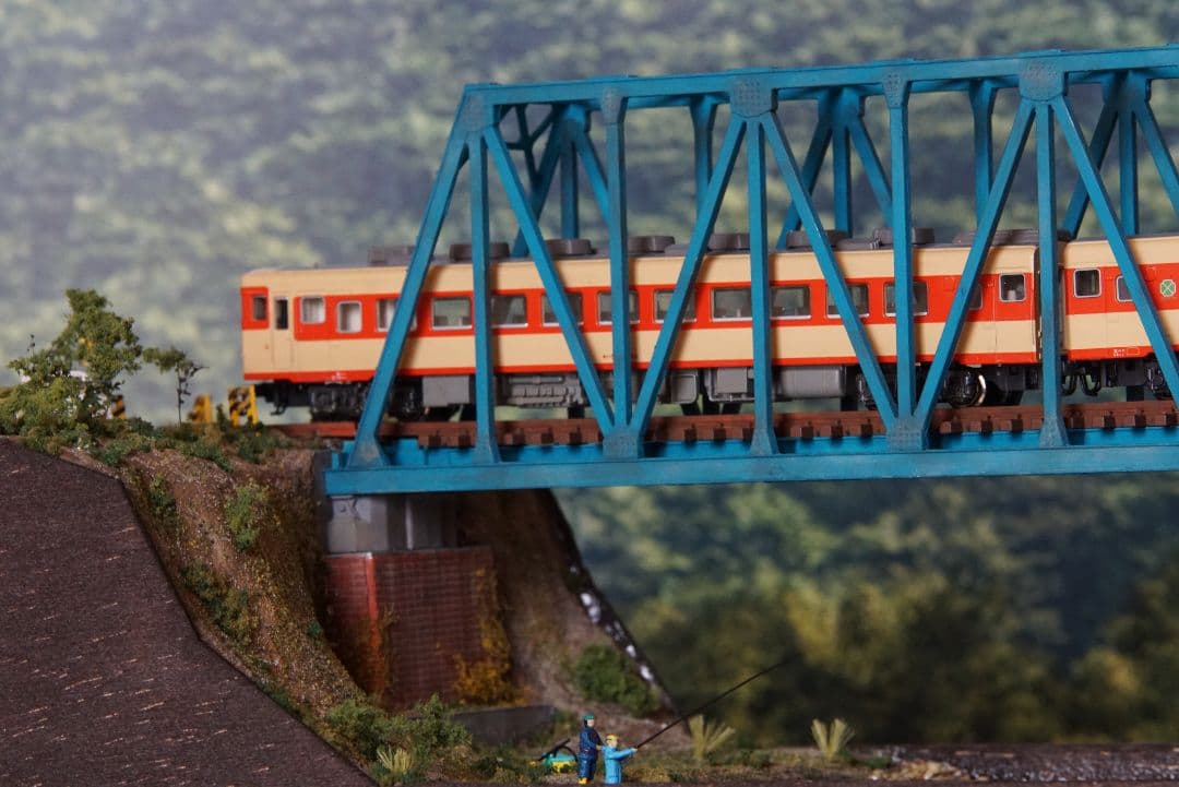 Nゲージ 鉄道模型 ジオラマ　トラス橋を渡る地方ローカル線