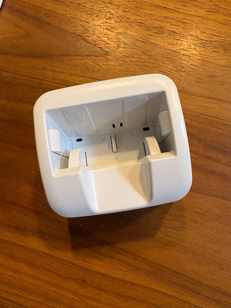 ドコモ docomo らくらくフォン ホワイト 白 F-01M 4G 充電器付き