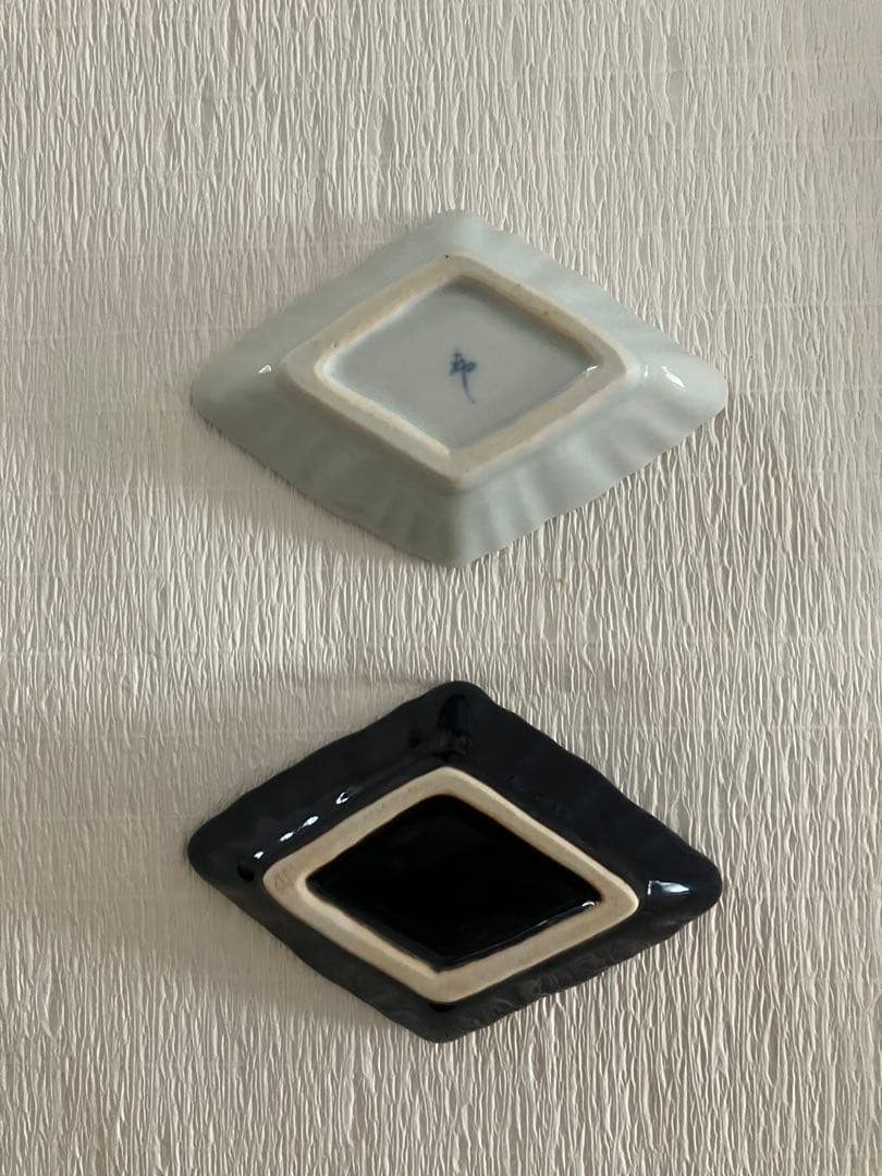 稲村真耶　菱形小皿　２枚セット(瑠璃釉と小花柄)