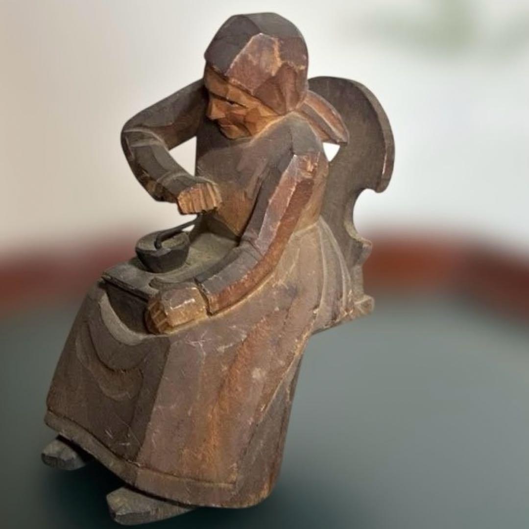 スイスのハグラー・ワイス工房によるヴィンテージの木彫りの女性の置き物