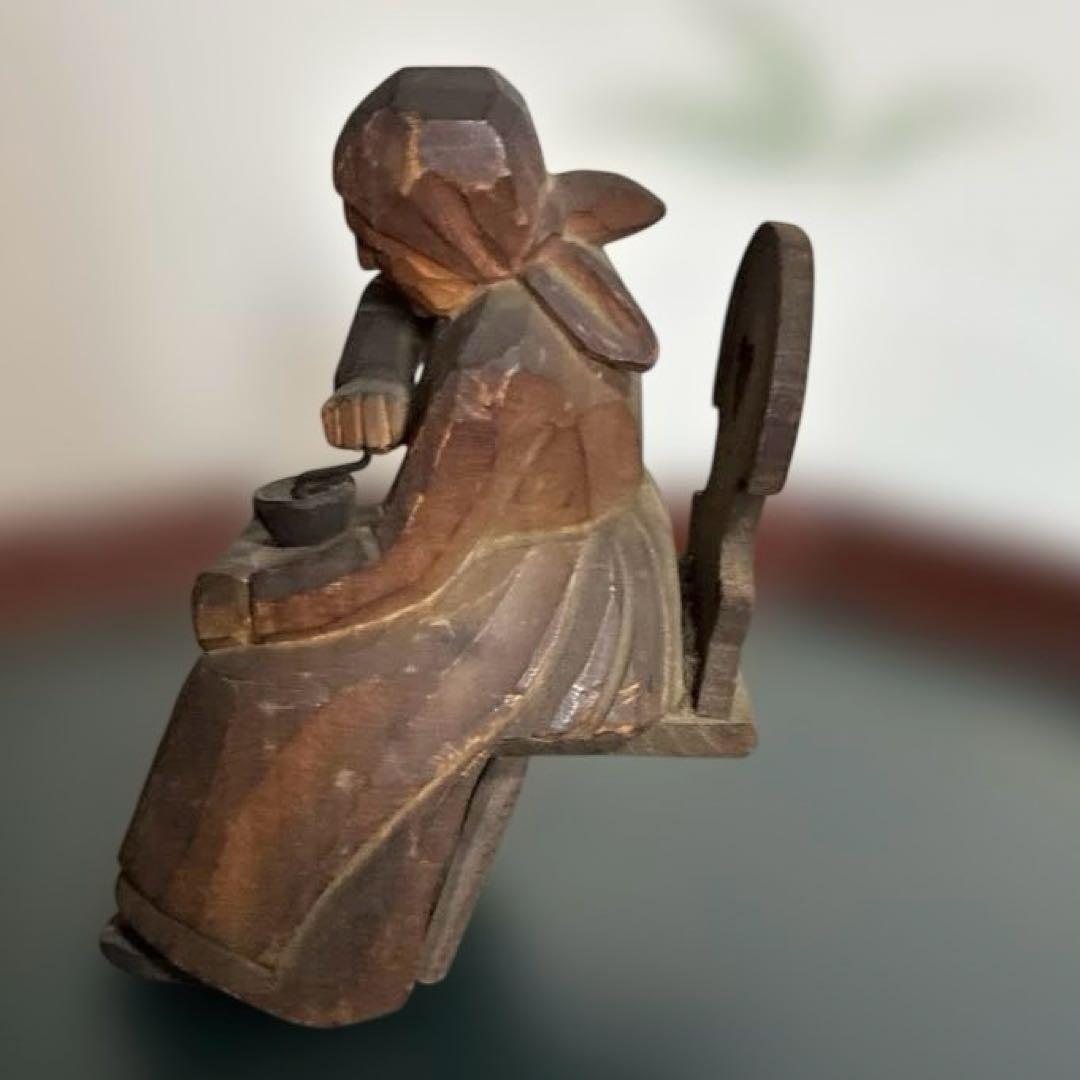 スイスのハグラー・ワイス工房によるヴィンテージの木彫りの女性の置き物