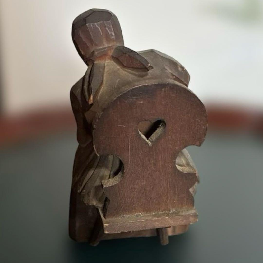 スイスのハグラー・ワイス工房によるヴィンテージの木彫りの女性の置き物