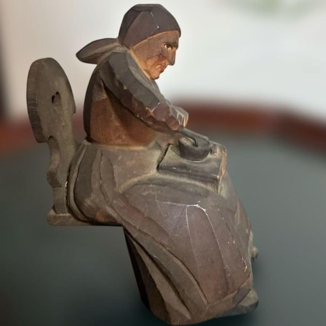 スイスのハグラー・ワイス工房によるヴィンテージの木彫りの女性の置き物