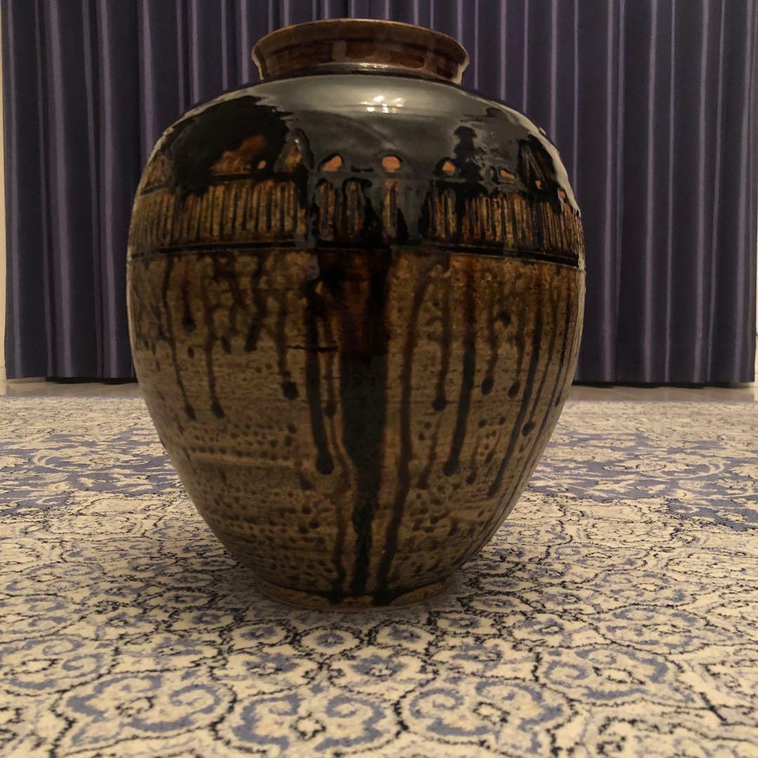 究極の古美術◼️蔵から黒飴のような美しい雰囲気の良い飴色の花瓶、壺が出てきました。