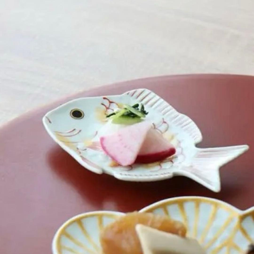 【在庫3】【新品】【大人気】有田焼幸楽窯　錦金叩鯛形銘々皿　紅白2枚セット