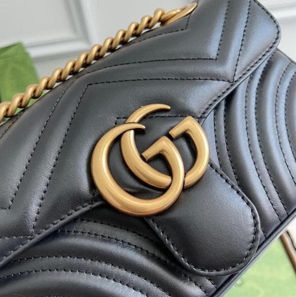 GUＵＵI ブラックレザー ショルダーバッグ