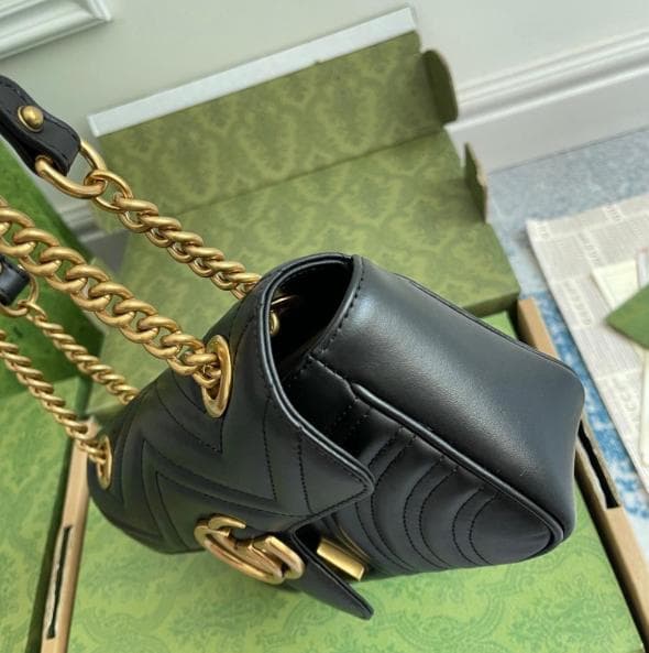 GUＵＵI ブラックレザー ショルダーバッグ