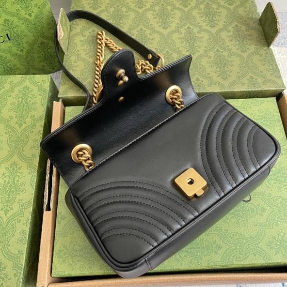 GUＵＵI ブラックレザー ショルダーバッグ