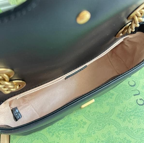 GUＵＵI ブラックレザー ショルダーバッグ