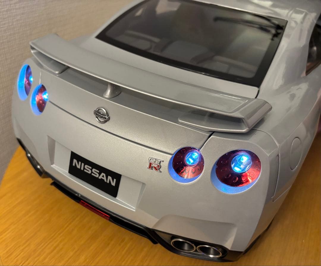 日産　GT-R R35イーグルモス1/8スケールモデル　完成品　デアゴスティーニ