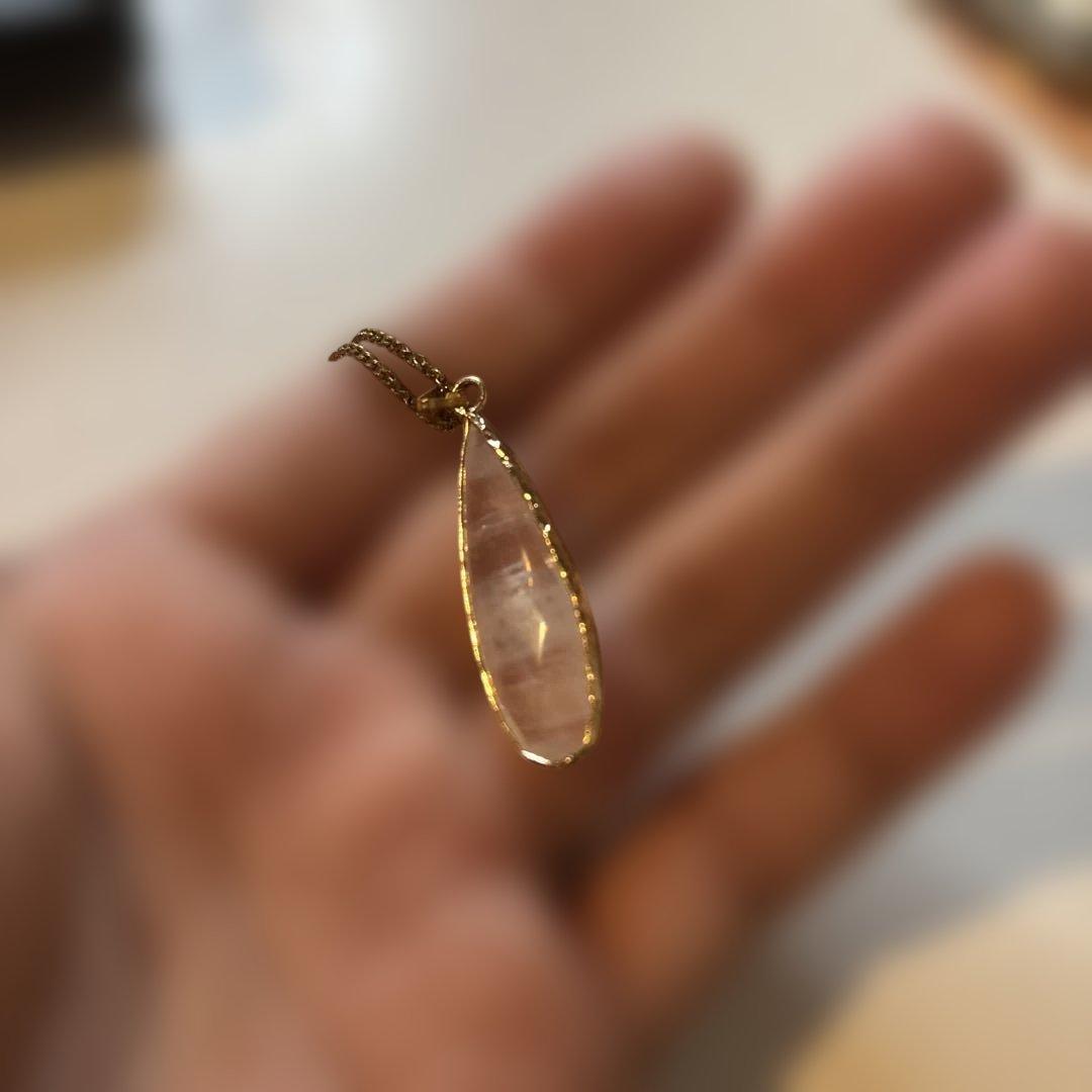 水晶のネックレス！ズーンとくるよ！綺麗！