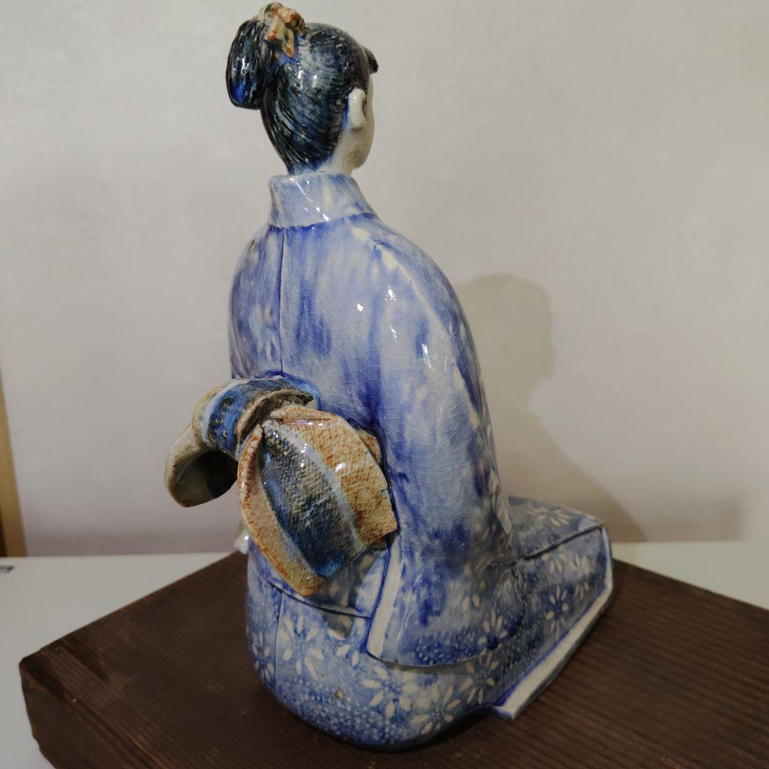 着物姿の女性坐像　陶器製　芸術作品　砥部焼？　台付き１体