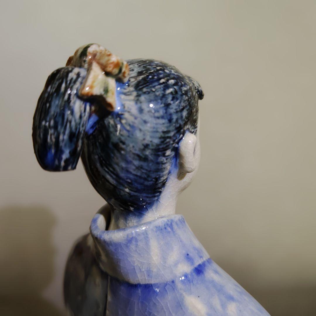 着物姿の女性坐像　陶器製　芸術作品　砥部焼？　台付き１体