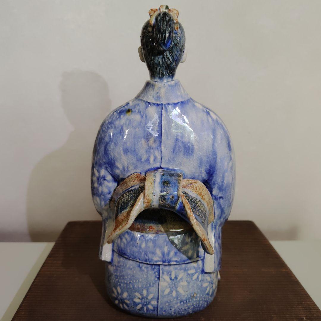 着物姿の女性坐像　陶器製　芸術作品　砥部焼？　台付き１体