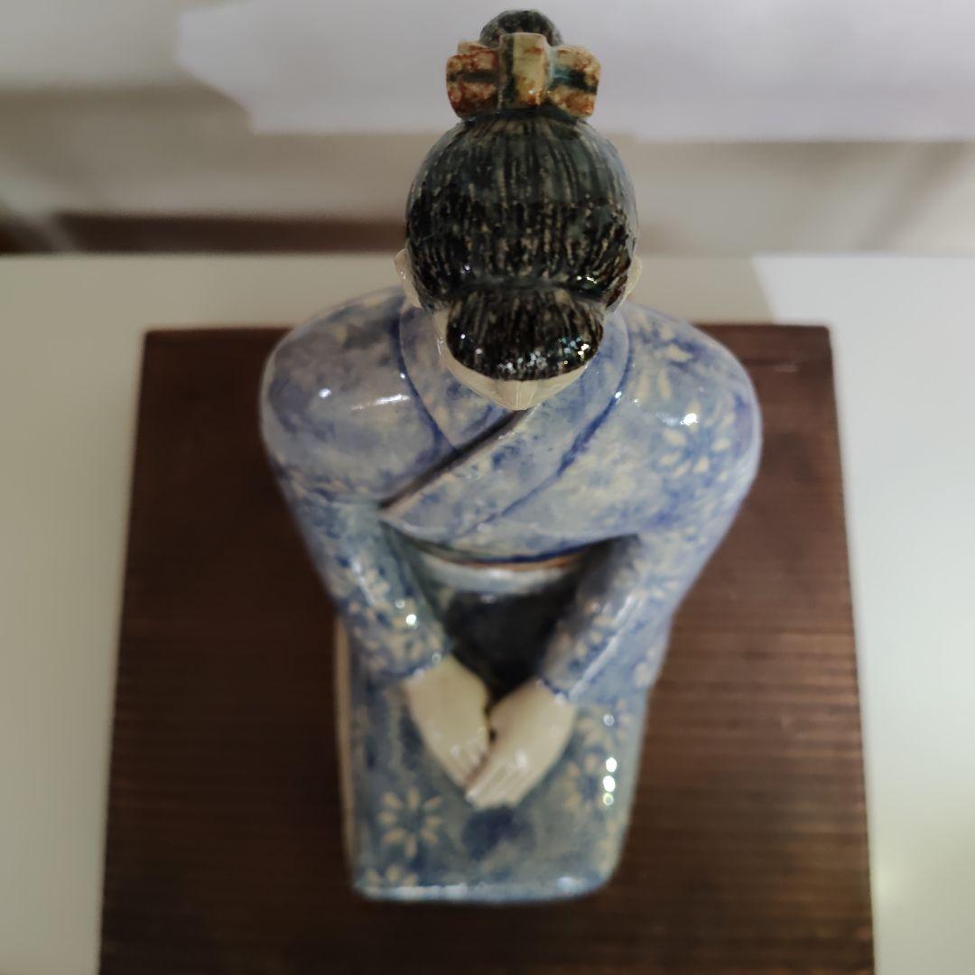 着物姿の女性坐像　陶器製　芸術作品　砥部焼？　台付き１体
