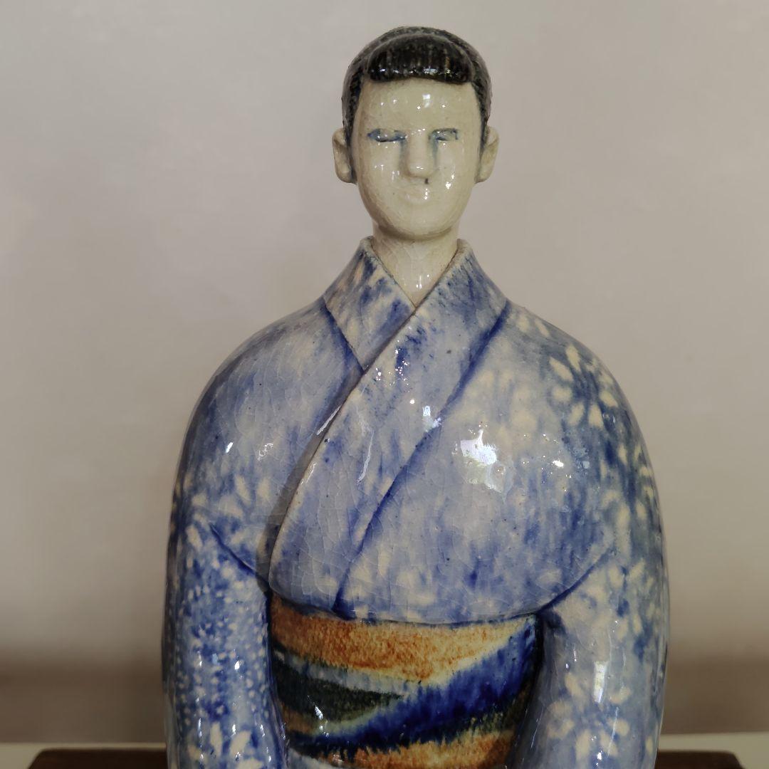 着物姿の女性坐像　陶器製　芸術作品　砥部焼？　台付き１体