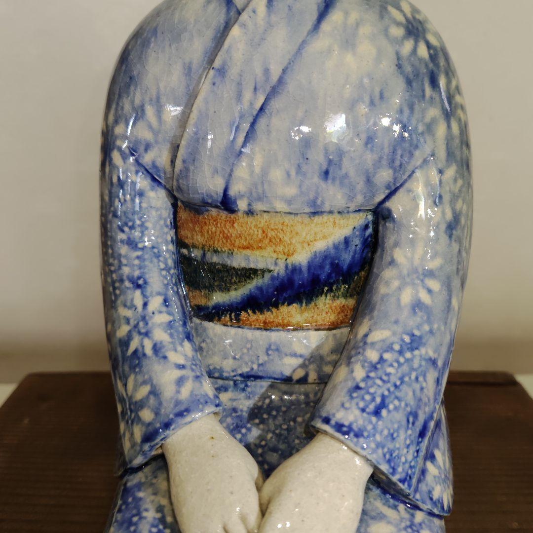 着物姿の女性坐像　陶器製　芸術作品　砥部焼？　台付き１体