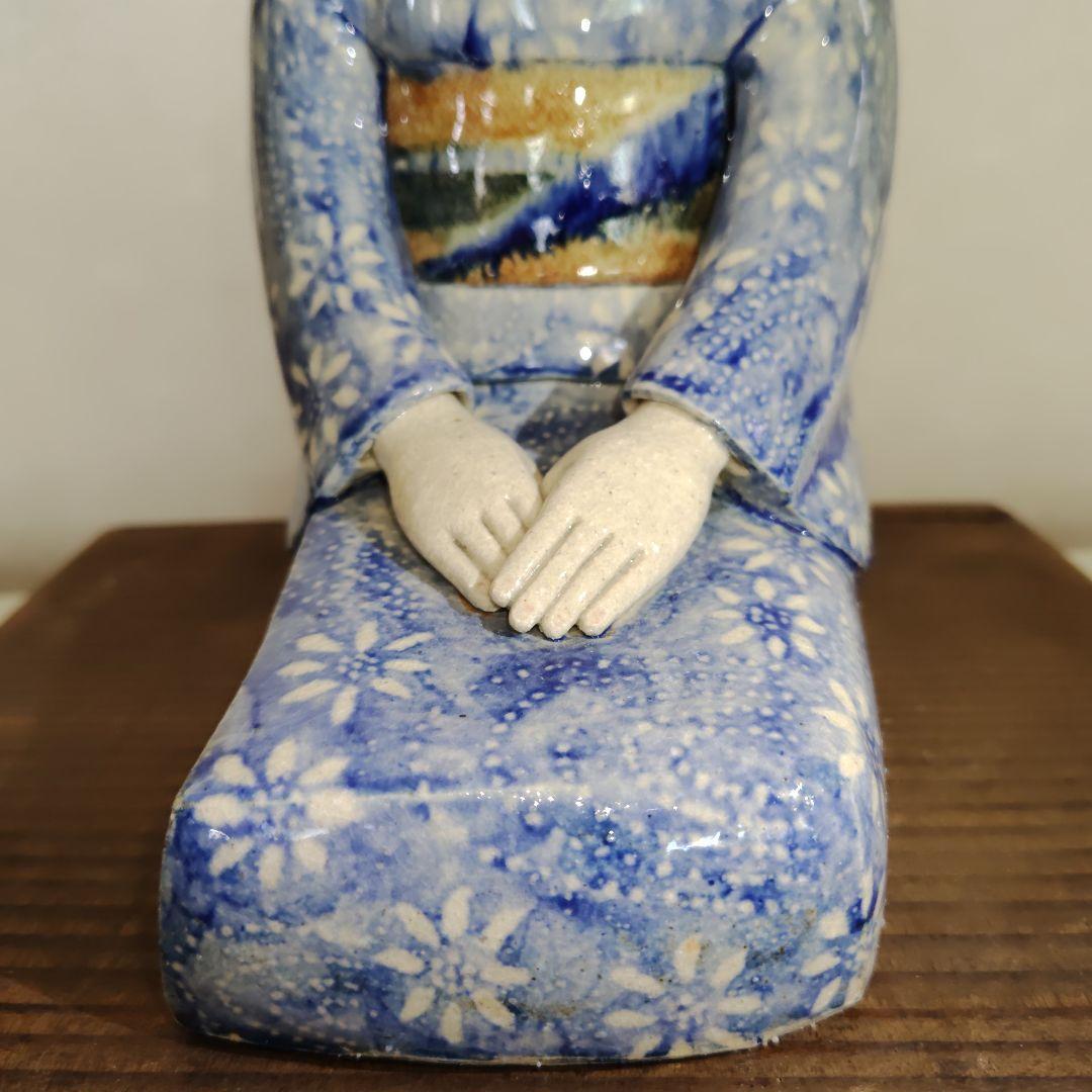 着物姿の女性坐像　陶器製　芸術作品　砥部焼？　台付き１体