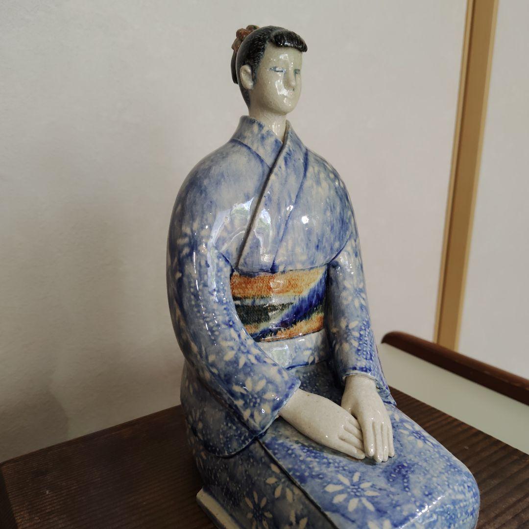 着物姿の女性坐像　陶器製　芸術作品　砥部焼？　台付き１体