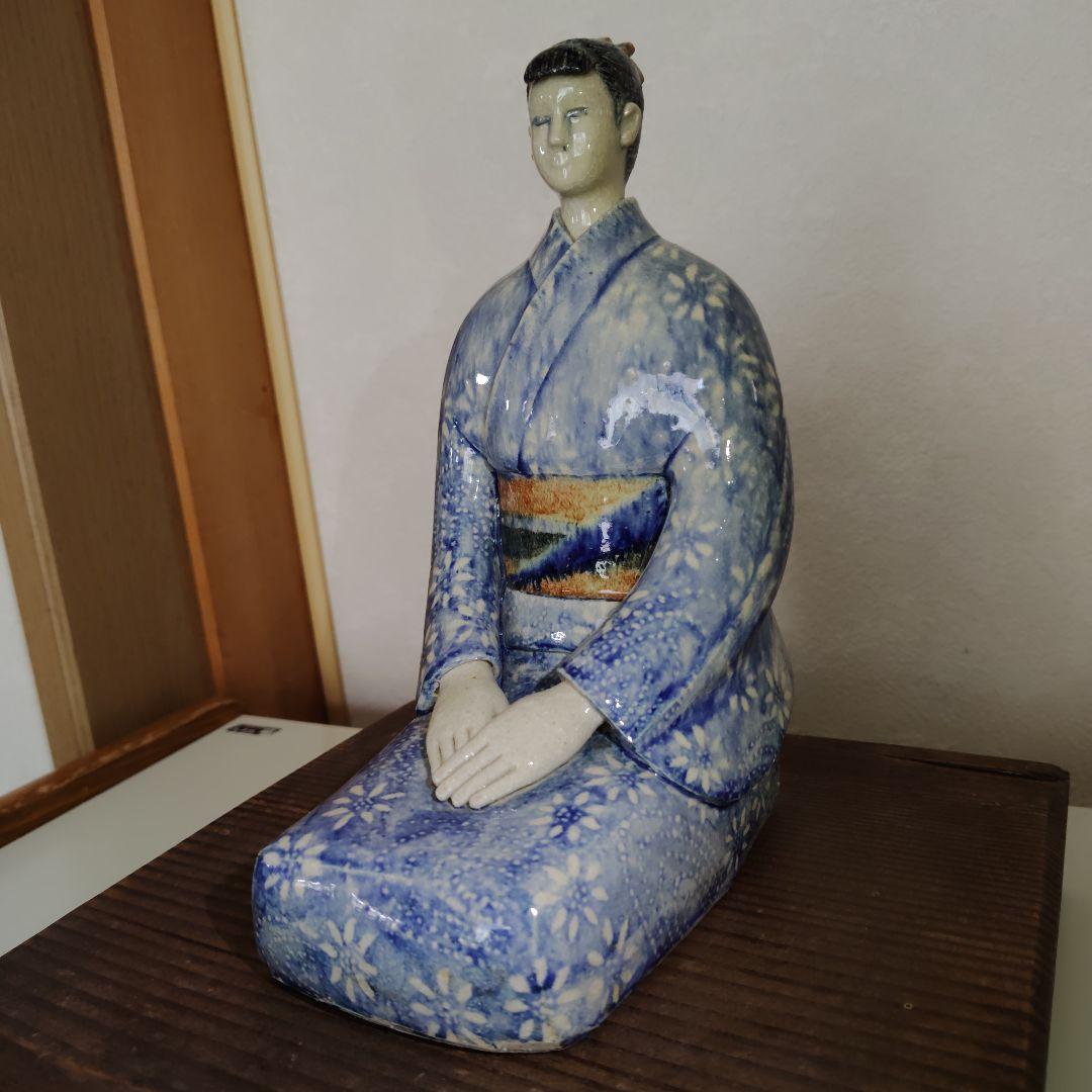 着物姿の女性坐像　陶器製　芸術作品　砥部焼？　台付き１体