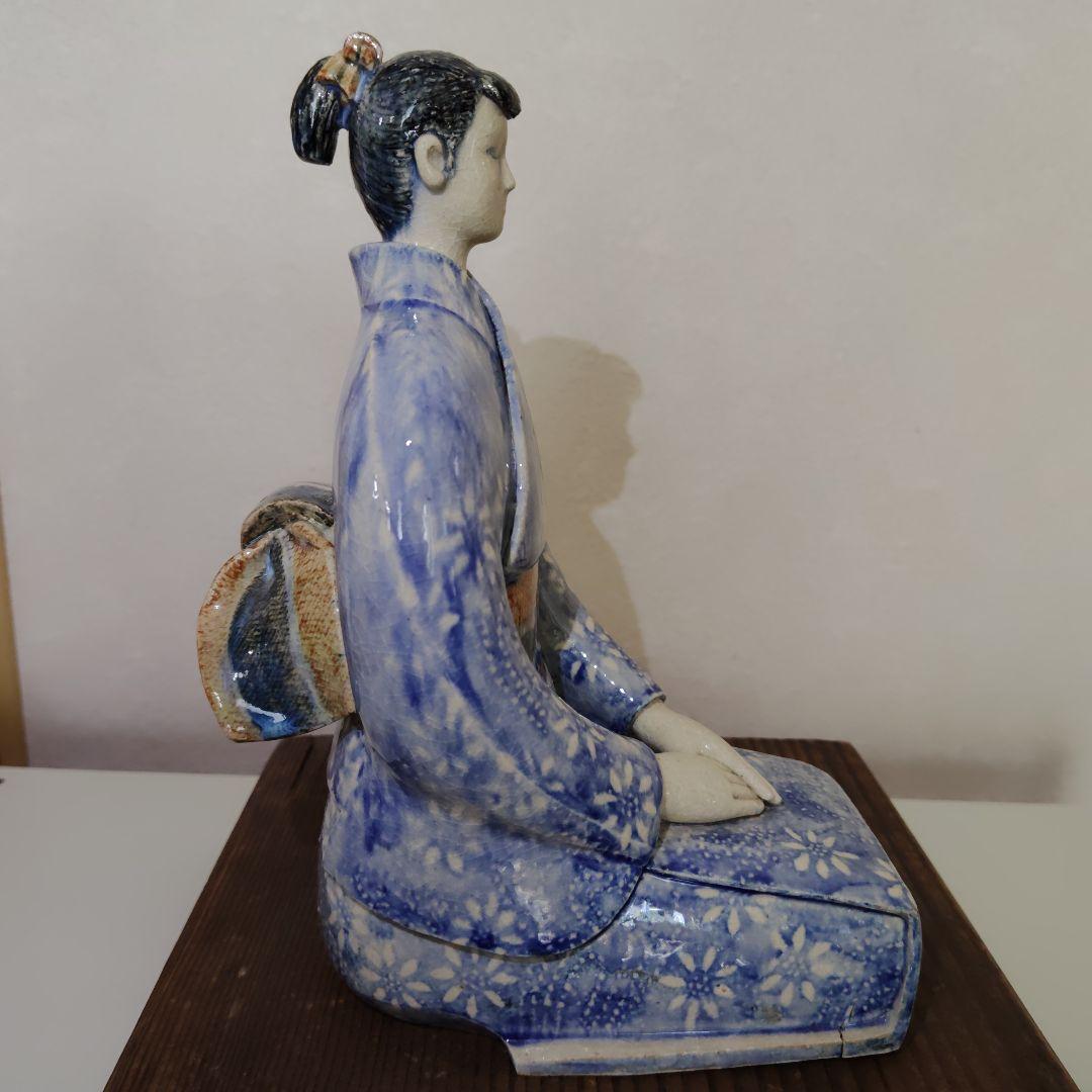 着物姿の女性坐像　陶器製　芸術作品　砥部焼？　台付き１体