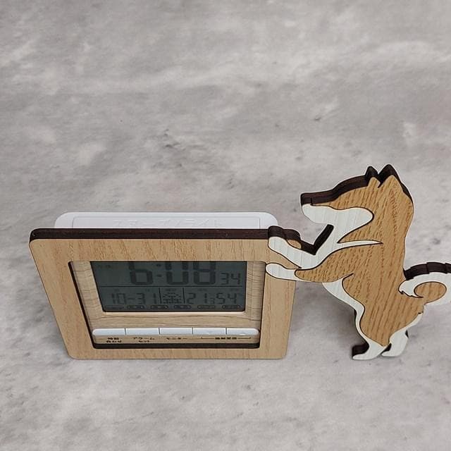 【電波時計】ワンちゃんが寄り添う電波デジタル時計 ― 柴犬　茶色