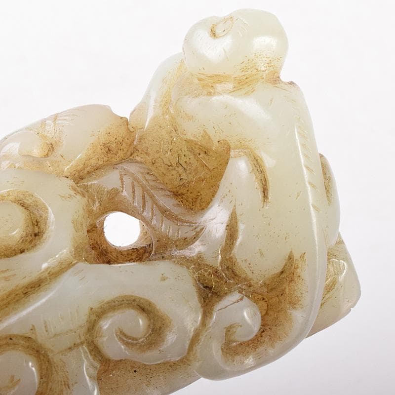 中国　玉石白玉彫刻　霊芝に神獣　根付　紙鎮　置物　C　7806E