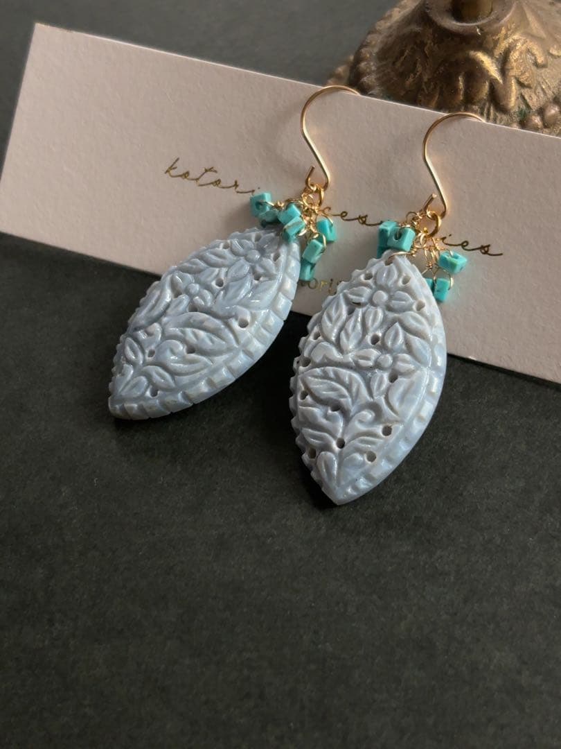 B71 ブルーオパールカービングピアス