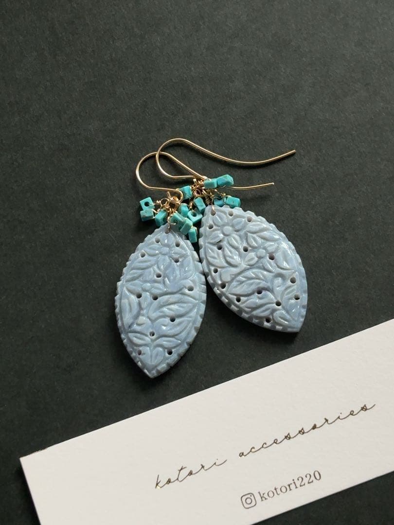 B71 ブルーオパールカービングピアス