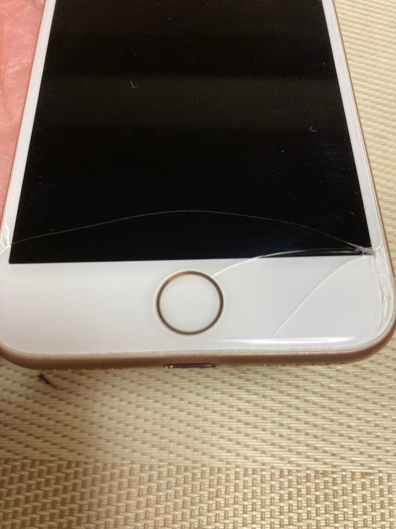 Apple iPhone 8 本体 画面にひびあり