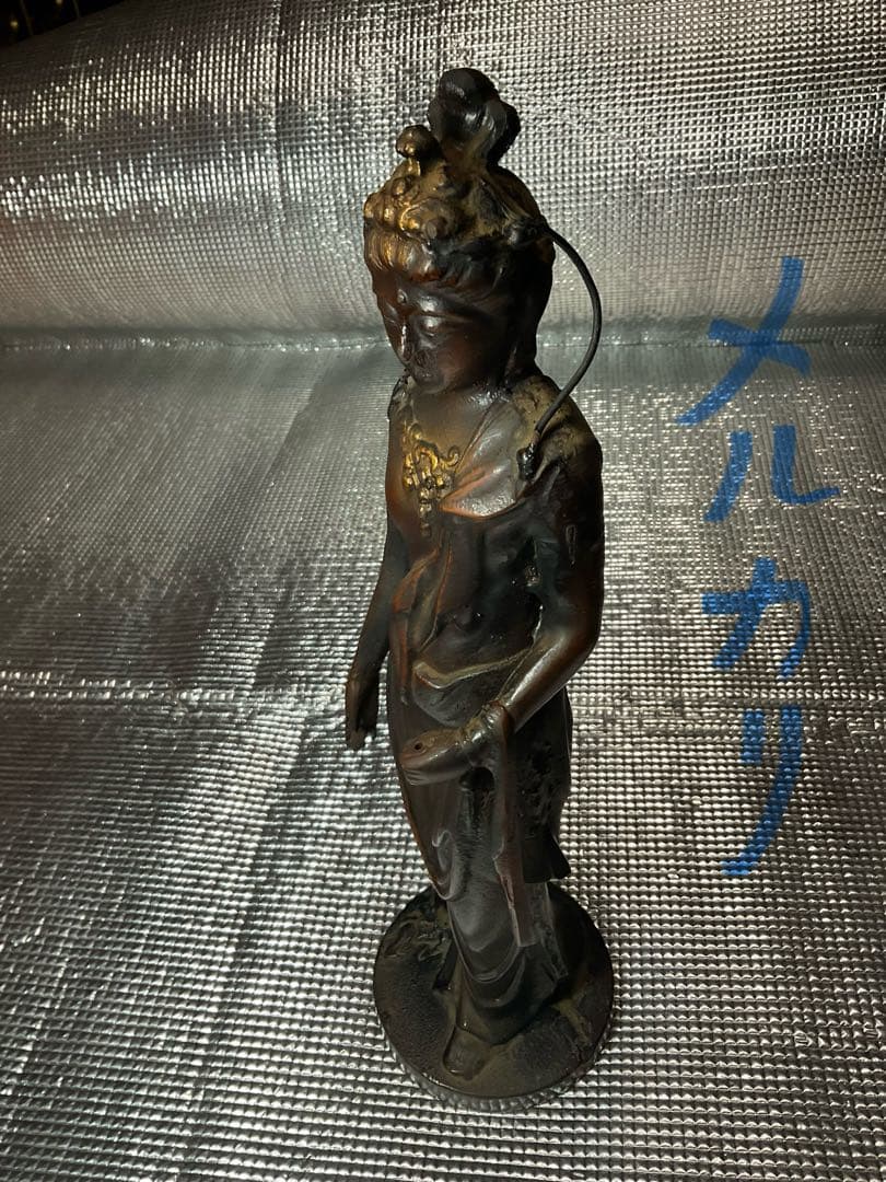 正観世音菩薩立像／銅製。【高さ／38cm、重さ／2.6kg 作者不明？】。