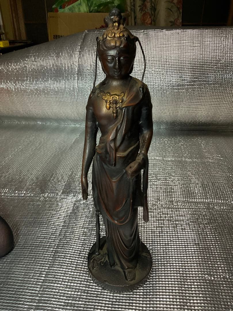 正観世音菩薩立像／銅製。【高さ／38cm、重さ／2.6kg 作者不明？】。