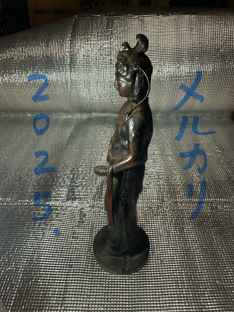 正観世音菩薩立像／銅製。【高さ／38cm、重さ／2.6kg 作者不明？】。