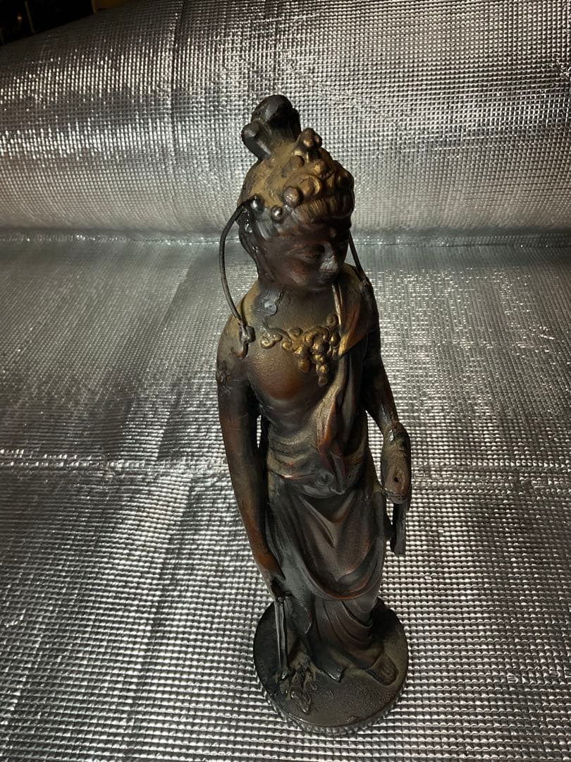 正観世音菩薩立像／銅製。【高さ／38cm、重さ／2.6kg 作者不明？】。