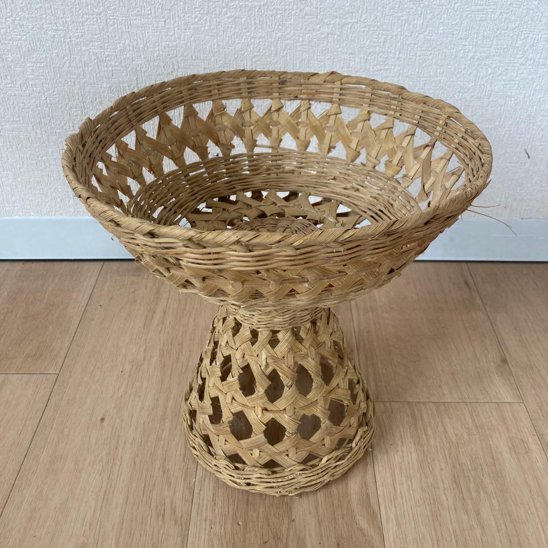 タイ チェンマイ 脚付のカゴ かご 竹細工 水草 バスケット HuuHuu