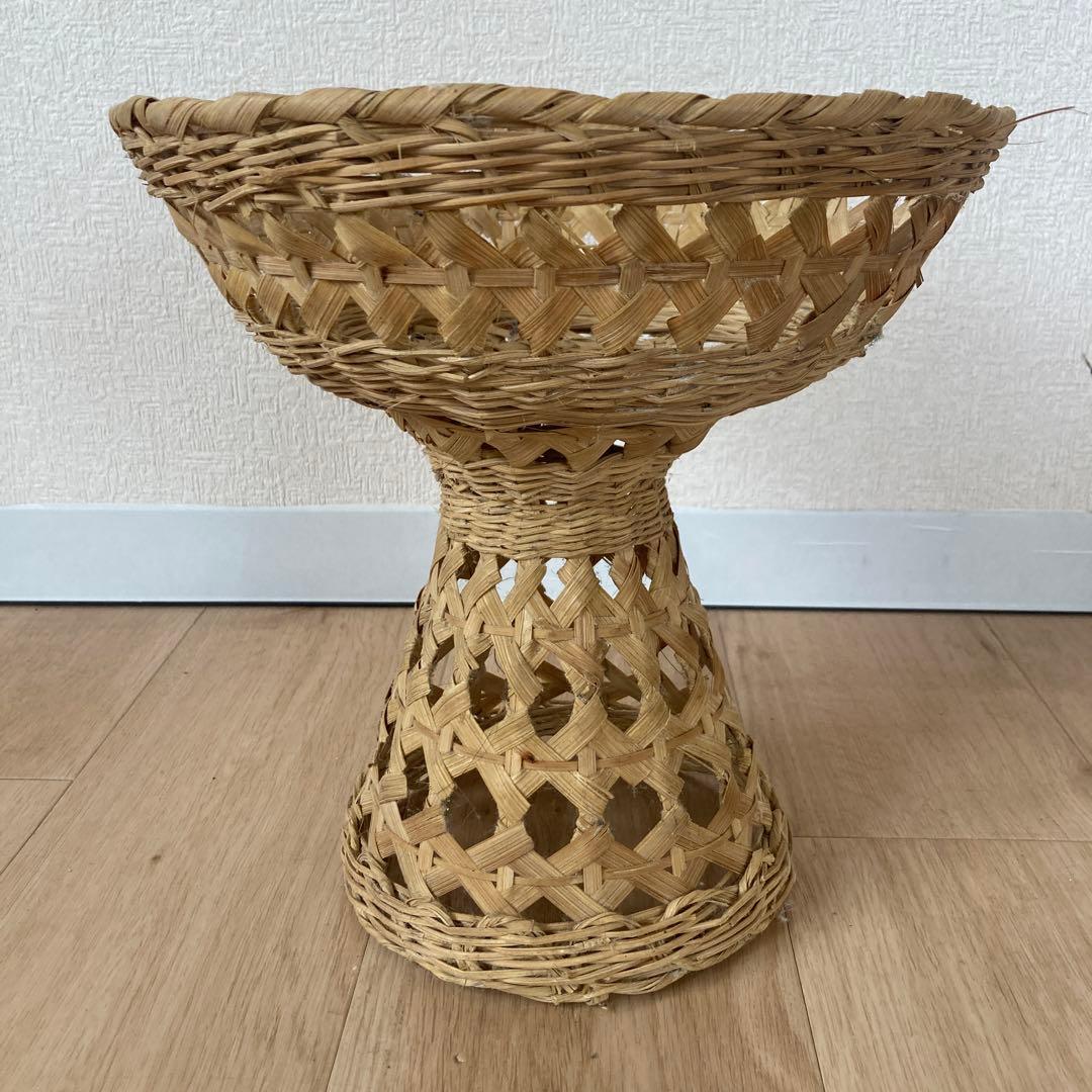 タイ チェンマイ 脚付のカゴ かご 竹細工 水草 バスケット HuuHuu